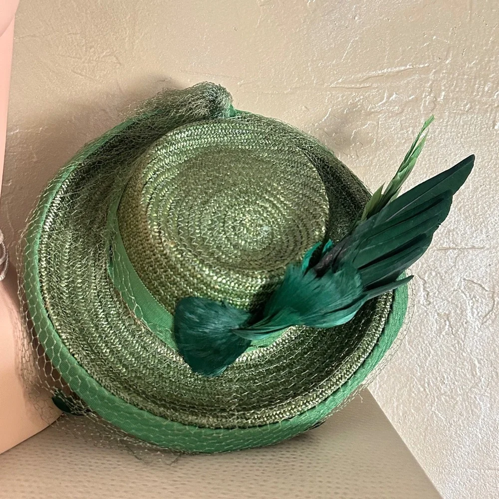 BREATHTAKING 1930s' GREEN STRAW TILT HAT - TWO-TONE FEATHER "WING" + VEIL - Picture 9 of 11